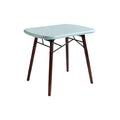 Lichte retro tafel met houten poten en een ronde bovenkant